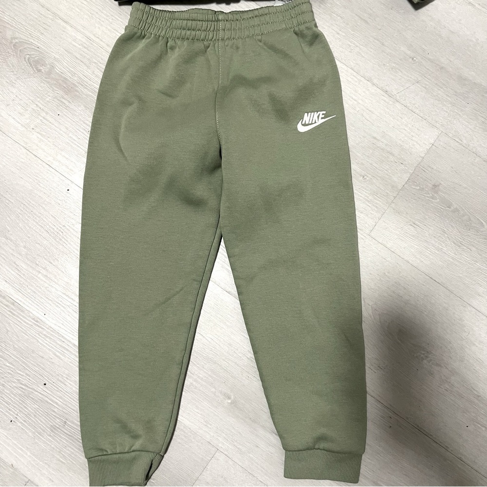 Nike Boys Large (6-7) Sportswear Club Fleece Full-Zip Hoodie & Jogger Pant Set - Picture 8 of 14